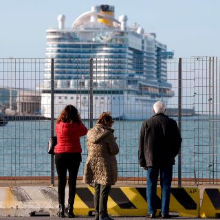 Bloquean crucero en Italia por sospecha de coronavirus