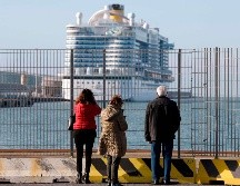 Personas miran hoy el Costa Smeralda en el puerto de Civitavecchia, Italia. En el crucero se activó el protocolo para un caso sospechoso relacionado con un huésped de Macao. AFP/F. Monteforte