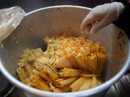 Comprar una docena de tamales en un puesto en la calle tiene un precio promedio de 141 pesos. AFP/ARCHIVO