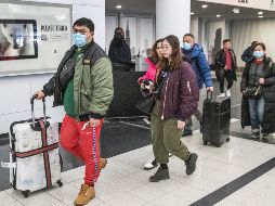 Pasajeros se protegen con mascarillas en el aeropuerto internacional de Chicago, Estados Unidos. EFE/ARCHIVO