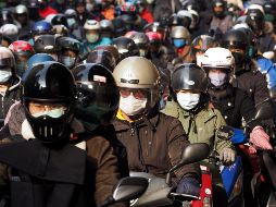 Motociclistas conducen con máscaras faciales, este jueves en Taipei, Taiwán. El número de muertos por el nuevo coronavirus ascendió el jueves a 170. EFE/ D.Chang