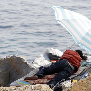 Grecia instalará barreras y redes marítimas para cortar paso a migrantes