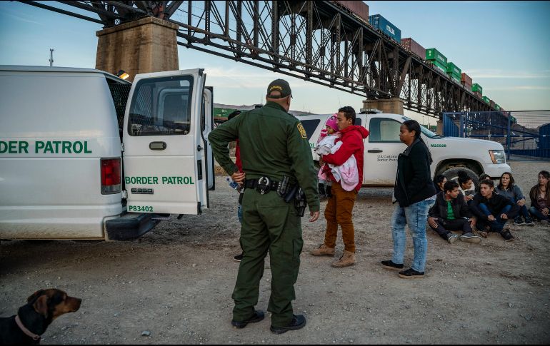 Un grupo de brasileños que cruzaron de Chihuahua a Nuevo México en abril pasado. Según el DHS, la cantidad de brasileños que llegaron a la frontera sur se triplicó en el último año. AFP/ARCHIVO