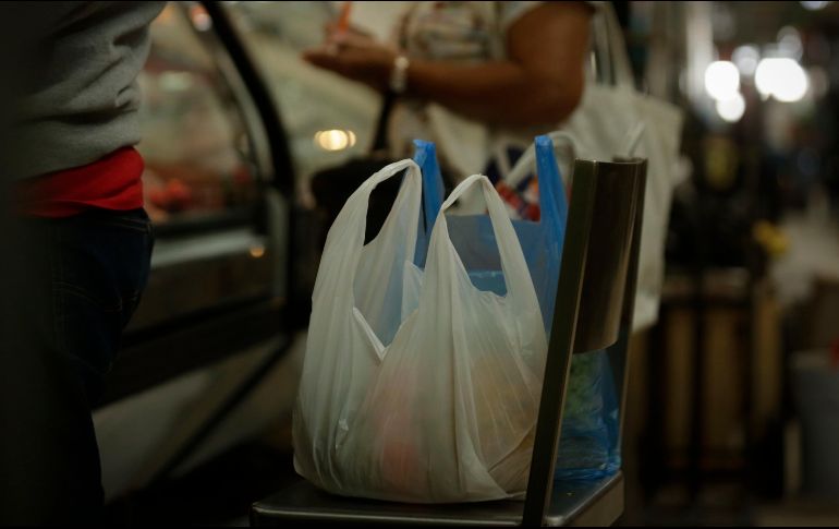 Aclaran que las bolsas de plásticos no están prohibidas en Jalisco, solamente están reguladas y tienen que utilizar un porcentaje de reciclado. EL INFORMADOR / ARCHIVO