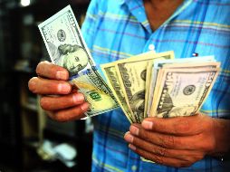 El billete verde se adquirió en un mínimo de 17.70 pesos en sucursales capitalinas. EL INFORMADOR/ARCHIVO