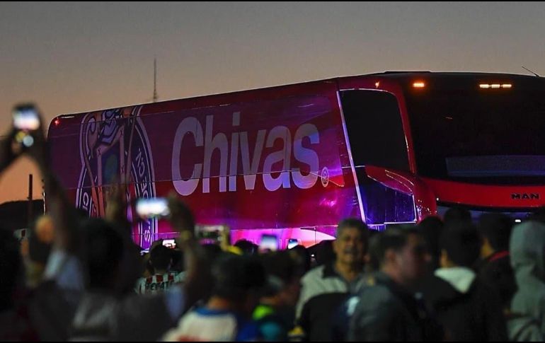 Chivas viajó vía terrestre a San Luis desde León, luego de que el avión que los transportaba a San Luis hiciera escala también en Ciudad Victoria. TWITTER / @Chivas