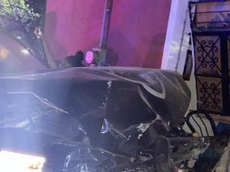 El choque lanzó a la patrulla contra una casa. ESPECIAL