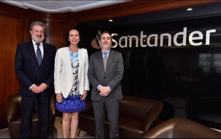 Laura Diez Barroso Azcárraga cuenta con 25 años de experiencia en cargos directivos. TWITTER/SantanderMx