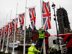 Edificios gubernamentales y sitios públicos son decorados con motivos patrióticos del Reino Unido. AFP/T. Akmen