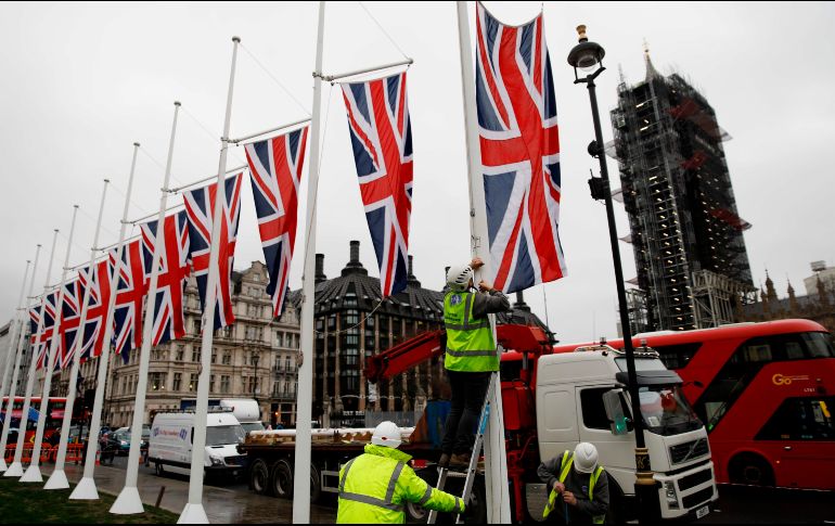 Edificios gubernamentales y sitios públicos son decorados con motivos patrióticos del Reino Unido. AFP/T. Akmen