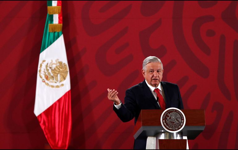 López Obrador aseguró que al darles ofertas de estudio y trabajo a los niños y jóvenes, se los quita a la delincuencia. EFE / J. Méndez