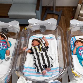 Hasta los recién nacidos son aficionados del Super Bowl en Miami