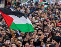 Los manifestantes portaban banderas jordanas y palestinas, así como pancartas con mensajes de rechazo. EFE/A. Pain