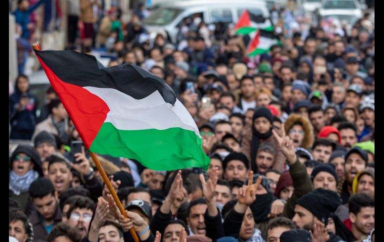 Los manifestantes portaban banderas jordanas y palestinas, así como pancartas con mensajes de rechazo. EFE/A. Pain