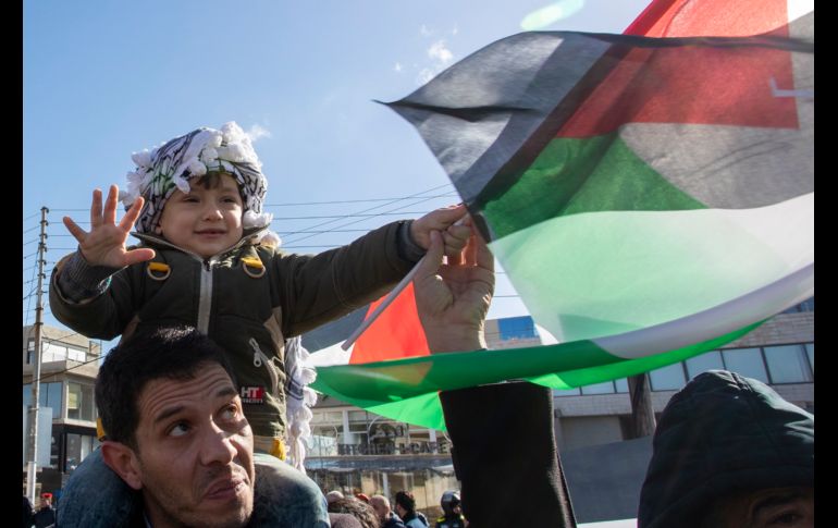 Los manifestantes portaban banderas jordanas y palestinas, así como pancartas con mensajes de rechazo. EFE/A. Pain