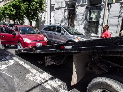 Resaltan que las grúas piratas no cuentan con autorización ni seguro, lo que representa un peligro para el automovilista. EL INFORMADOR / ARCHIVO