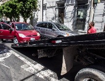 Resaltan que las grúas piratas no cuentan con autorización ni seguro, lo que representa un peligro para el automovilista. EL INFORMADOR / ARCHIVO