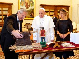El Papa Francisco y el presidente de Argentina, Alberto Fernández, intercambian regalos luego de su reunión. EFE/R. Casilli