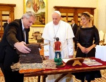 El Papa Francisco y el presidente de Argentina, Alberto Fernández, intercambian regalos luego de su reunión. EFE/R. Casilli