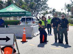 Agentes de la Oficina del Alguacil del condado han bloqueado el puente Southern Boulevard, que conecta Palm Beach con West Palm Beach. AP / D. Higgins