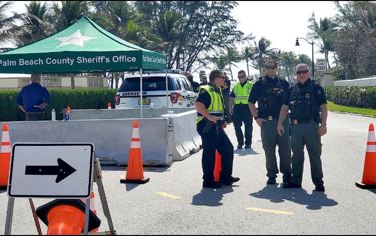 Agentes de la Oficina del Alguacil del condado han bloqueado el puente Southern Boulevard, que conecta Palm Beach con West Palm Beach. AP / D. Higgins