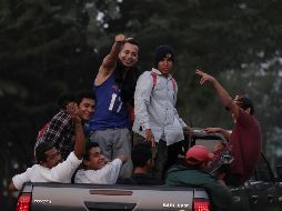 Un grupo de migrantes hondureños emprende una caravana rumbo a EU este viernes desde la ciudad de San Pedro Sula. EFE/G. Amador