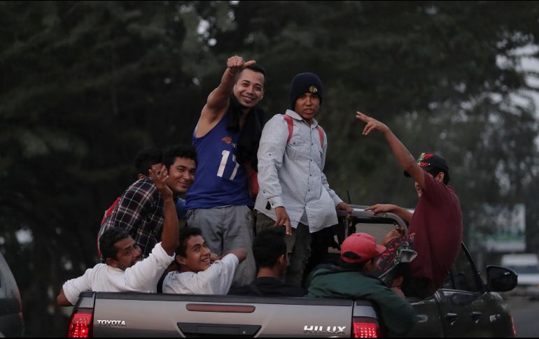 Un grupo de migrantes hondureños emprende una caravana rumbo a EU este viernes desde la ciudad de San Pedro Sula. EFE/G. Amador