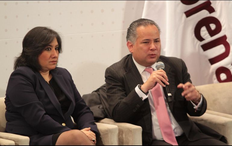 Irma Eréndira Sandoval, secretaria de la Función Pública, y Santiago Nieto Castillo, titular de la UIF, durante la plenaria de los diputados federales de Morena en San Lázaro. NTX/G. Durán