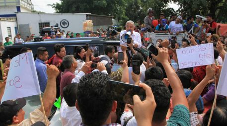 El Presidente Andrés Manuel López Obrador es recibido por habitantes del municipio La Reforma minutos antes de dar el banderazo de inicio de las obras del Gasoducto Cuxtal Fase1. NTX/J. Lira