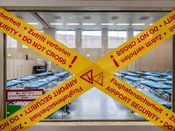 Una sala llena de camas es sellada con una cinta en la que se lee el siguiente mensaje: 