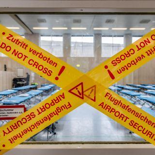 China reporta 259 muertos por coronavirus; aumentan restricciones de viajes