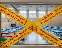Una sala llena de camas es sellada con una cinta en la que se lee el siguiente mensaje: 