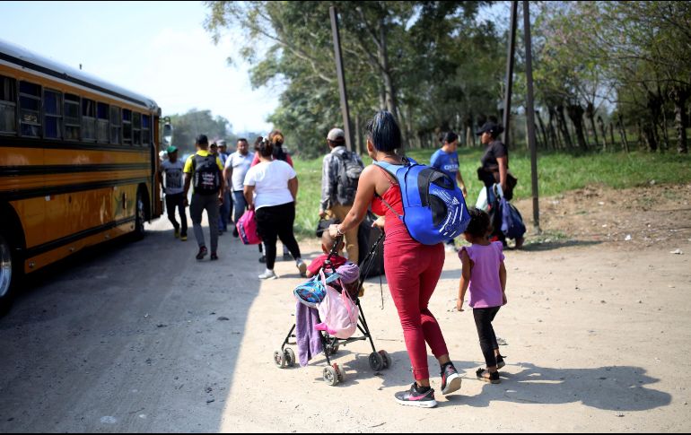 Un grupo de migrantes hondureños emprende una caravana rumbo a EU sobre un vehículo de carga desde la ciudad de Santa Rosa. EFE/G. Amador