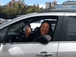 En el video se observa que la mujer truena los dedos y grita groserías. TWITTER / @OCuriel