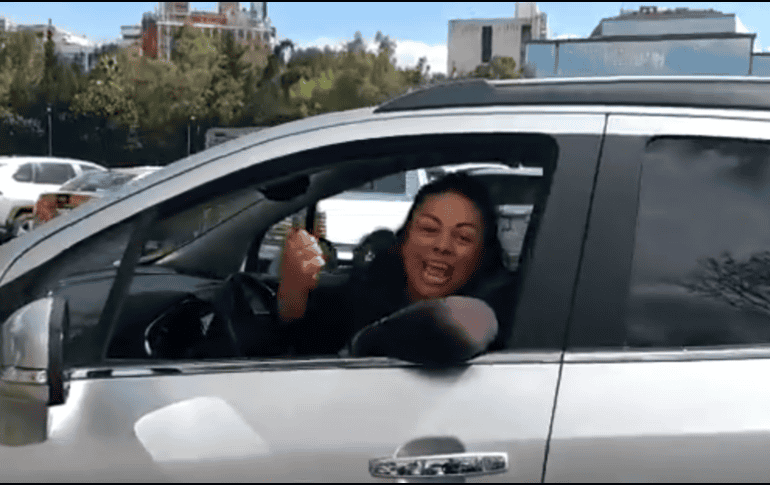 En el video se observa que la mujer truena los dedos y grita groserías. TWITTER / @OCuriel