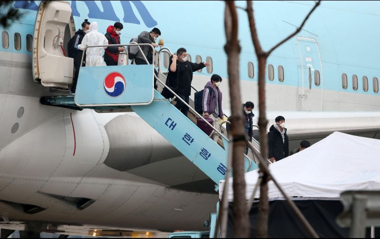 En tanto, unos 330 surcoreanos evacuados de Wuhan llegan este sábado a Seúl, a bordo de un segundo avión fletado de Corea del Sur. EFE / EPA / K. Chul-Soo