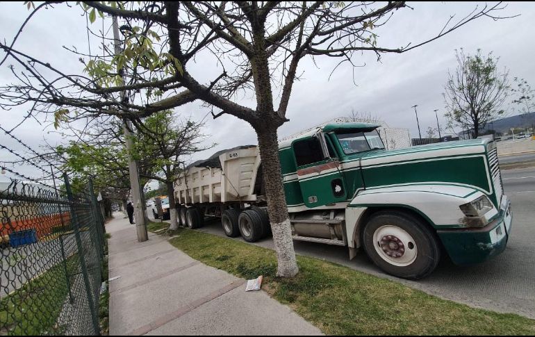 Los patrulleros realizan rondines en los siete ingresos carreteros para infraccionar sobre la marcha a aquellos tráileres que ingresaran durante la restricción. EL INFORMADOR / S. Blanco