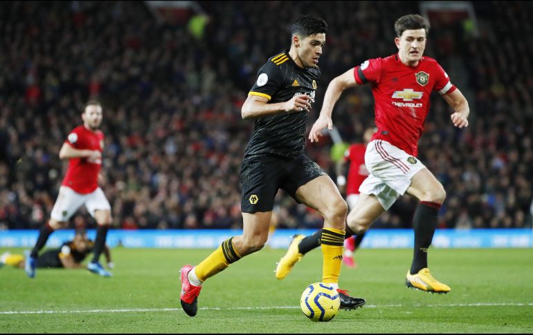 Raúl Jiménez (i) jugó 91 minutos y tuvo una destacada participación en el encuentro. EFE/L. Cameron