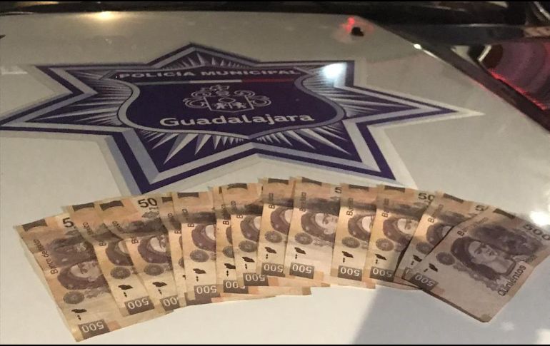 Como prueba, la víctima sacó fotocopias de los billetes que le había entregado al extorsionador para que los oficiales verificaran que se trataba de los mismos que el sujeto cargaba, el cual era un ex inspector del Ayuntamiento de Guadalajara. ESPECIAL