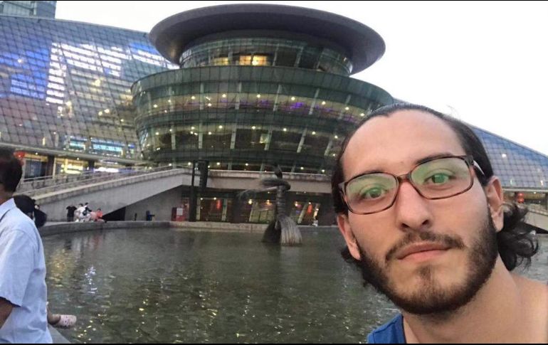 Alfonso Pimentel, quien estudia en la Universidad de Hangzhou, logró encontrar vuelos disponibles después de casi una semana buscando alternativas para salir. CORTESÍA