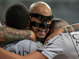 Ariel Nahuelpan (d), de Gallos Blancos de Querétaro, festeja una anotación ante Rayados de Monterrey este sábado. EFE/M. Sierra