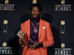 Lamar Jackson, nombrado Jugador Más Valioso, habla con periodistas tras la premiación. AP/P. Semansky