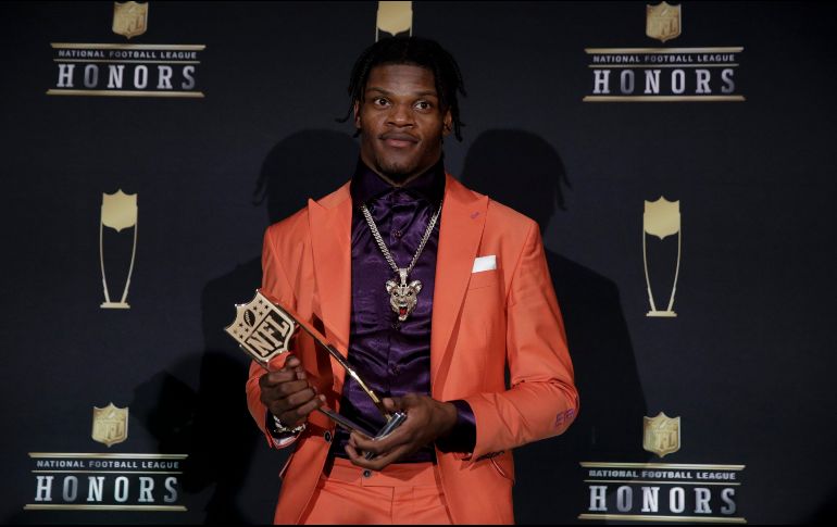 Lamar Jackson, nombrado Jugador Más Valioso, habla con periodistas tras la premiación. AP/P. Semansky