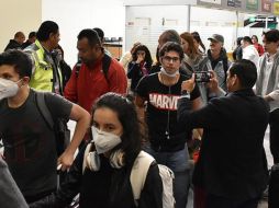 Familiares recibieron a los estudiantes con abrazos y globos, así como pancartas. EFE/E. Ortega