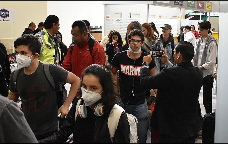 Familiares recibieron a los estudiantes con abrazos y globos, así como pancartas. EFE/E. Ortega