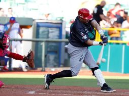 Dariel Álvarez. El jugador de Charros, quien refuerza a Tomateros, durante un turno al bate. EFE/T. Llorca