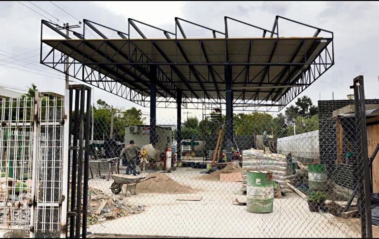 No han terminado los ingresos, por lo que los peatones tienen que bajar de la banqueta. EL INFORMADOR/R. Rivas