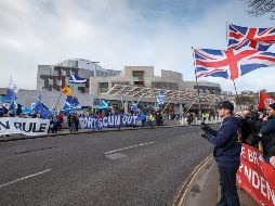 Manifestantes, a favor y en contra del brexit, se manifiestan afuera del Parlamento escocés, en Holyrood. EFE/R. Perry