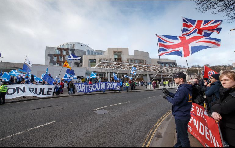 Manifestantes, a favor y en contra del brexit, se manifiestan afuera del Parlamento escocés, en Holyrood. EFE/R. Perry