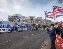 Manifestantes, a favor y en contra del brexit, se manifiestan afuera del Parlamento escocés, en Holyrood. EFE/R. Perry